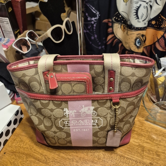 EUC Coach Bag / Wallet - Picture 16 of 16